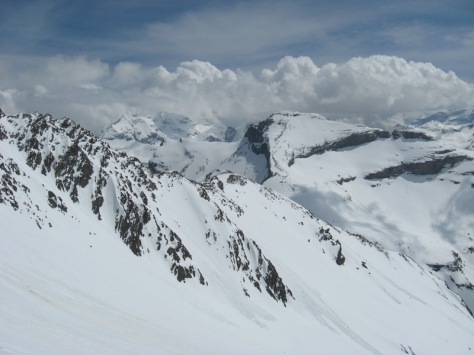 descenso, desde casi el Collado de Cap de Long, hay que dirigirse hacia la loma nevosa que se ve en el centro, cota 2.882m. atrás, Soum des Salettes 2.976m. foto: Luis Gil